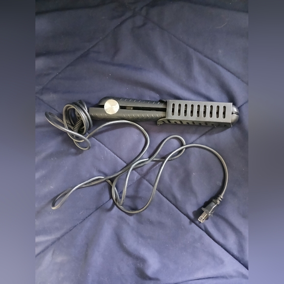 Black Hair Straightener - Picture 1 of 2